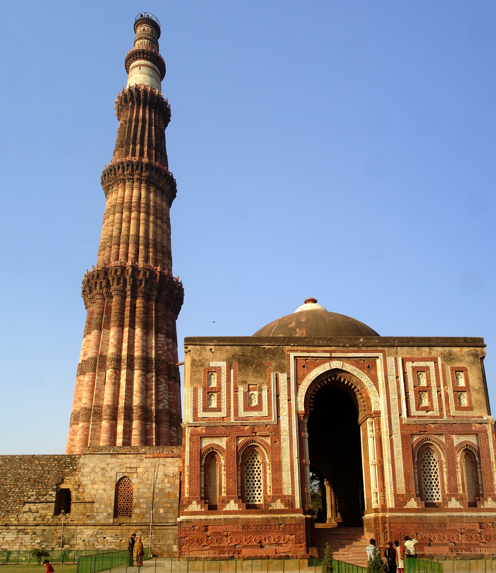 Qutab_Minar_mausoleum Qutab_Minar_mausoleum